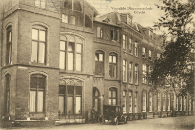1881 Gezicht op de voorgevel van het Diakonessenhuis (Achter Twijnstraat 30-33) te Utrecht.N.B. Het adres is in 1917 ...